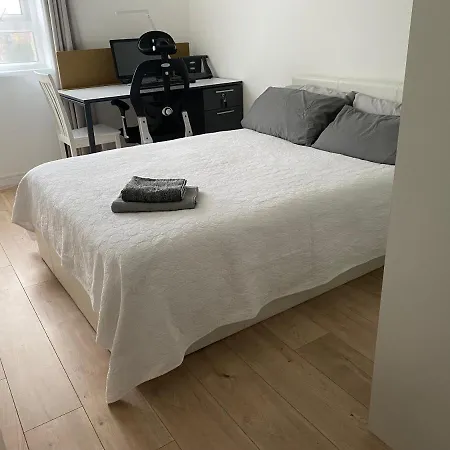 Bedroom With An Office Desk In A Shared 2 Bedroom Flat Near Canary Wharf